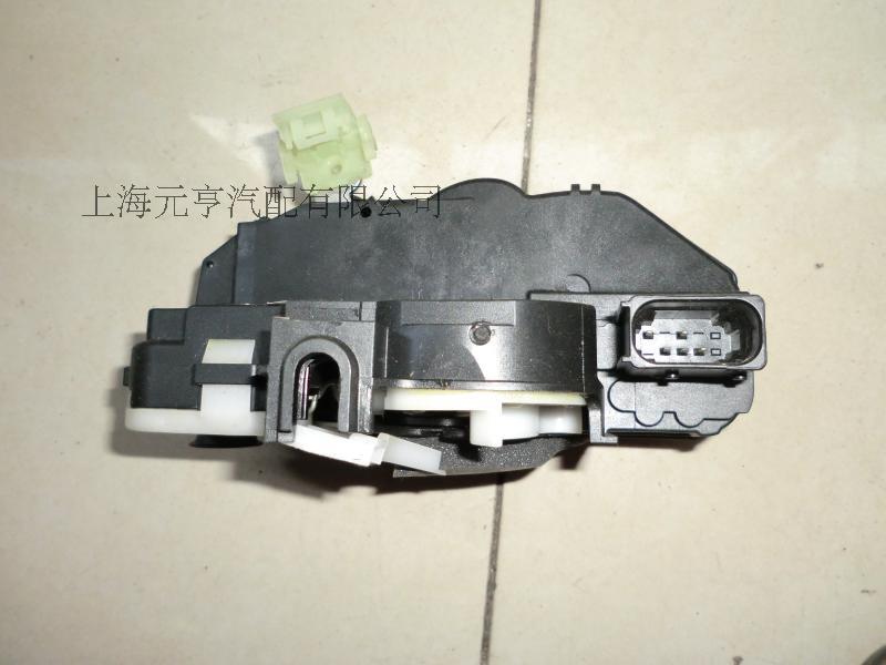 纯正原厂 支持验货  该产品有好多配置,请需要更换的车友门拆下来看一下插口里面有几根针这样就万无一失了!也可以看一下上面的原厂编号!