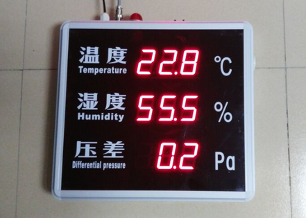 原装正品 免费保修一年 带报警功能 尺寸：600X550X50mm 标准尺寸的温湿度压差显示屏，提供银色、金色、黑色、香槟色外框，面板黑底白字，表面丝印，带微调旋钮，吊环安装