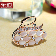 Music Korean version of Ms Crystal Swan rhinestone scarf ring jewelry brooch accessory cute pins luxury corsage