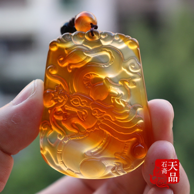 天然原色冰彩俏色蜜糖色黄玉髓玛瑙精雕仿古龙牌生肖龙吊坠挂件