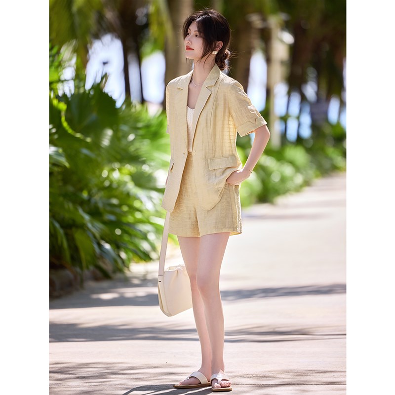 XWI/欣高级感休闲通勤西装套装女夏季轻薄透气西服外套短裤两件套