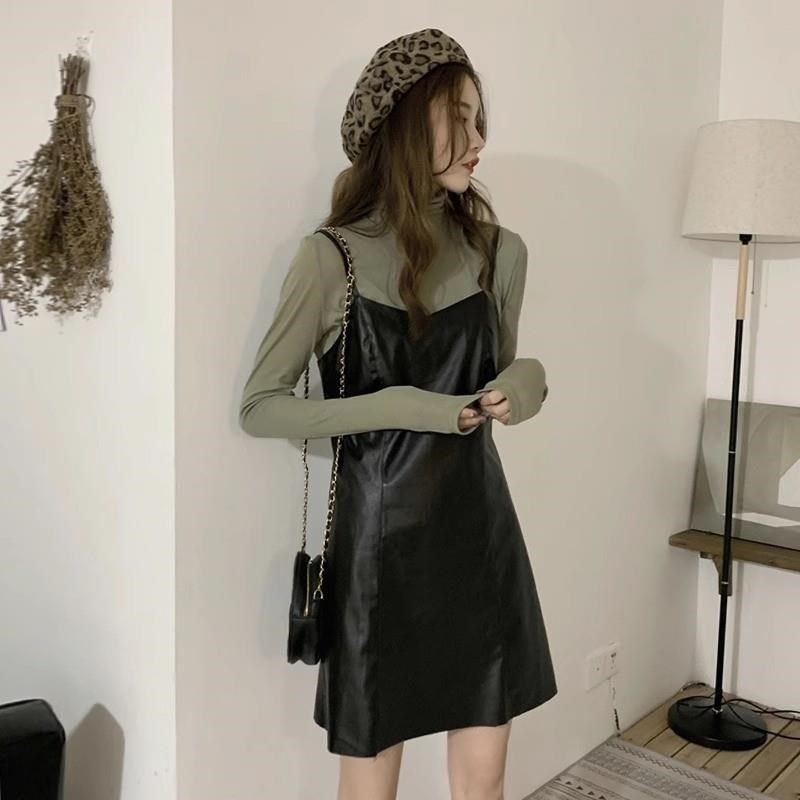 黑色吊带皮裙连衣裙女春秋2024新款长袖t恤短裙子甜辣两件套装潮