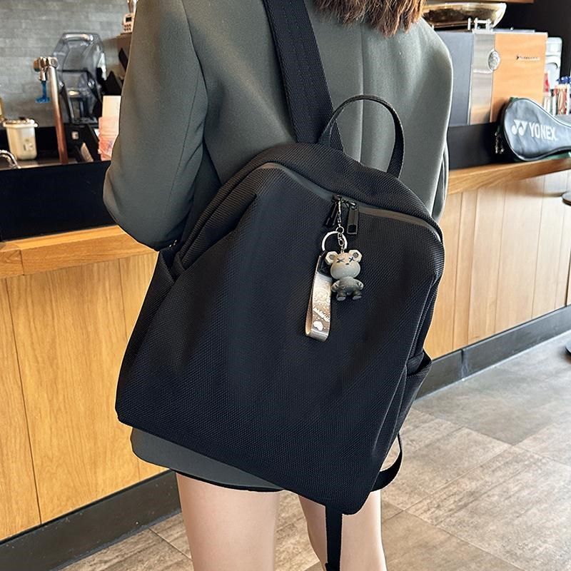 小众风小型双肩包女2025新款通勤多口袋背包户外旅游轻便休闲书包