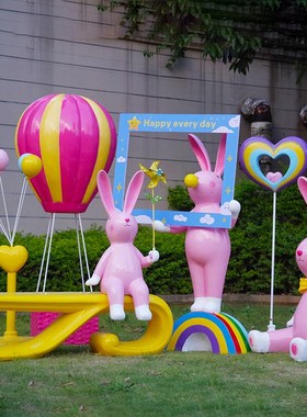 户外卡通兔子座椅玻璃钢雕塑商场幼儿园拍照装饰模型热气球大摆件