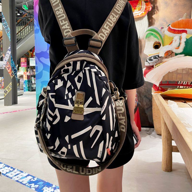 绿色帆布双肩包女2023新款时尚休闲多用高级感女士背包牛津布防水