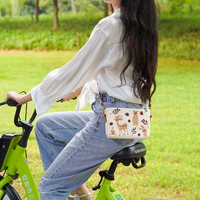 拉链斜挎小挎包手机袋包包迷你小包腰包2024新款高级感休闲运动女