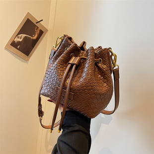 今年流行包包女2023新款小众设计感编织水桶包高级质感百搭斜挎包