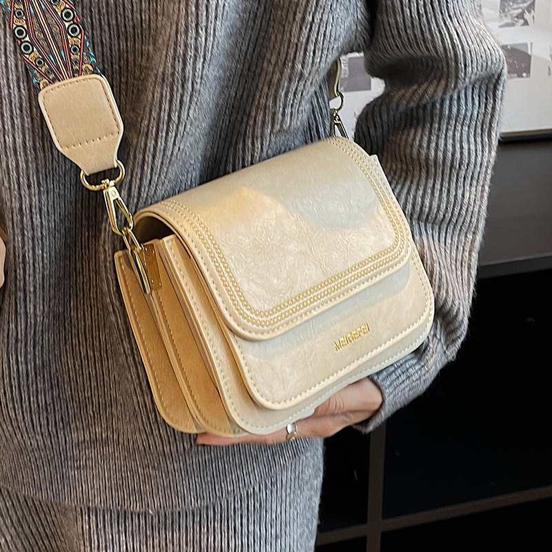 今年流行小包包女2022新款潮时尚单肩包复古百搭宽肩带斜挎小方包
