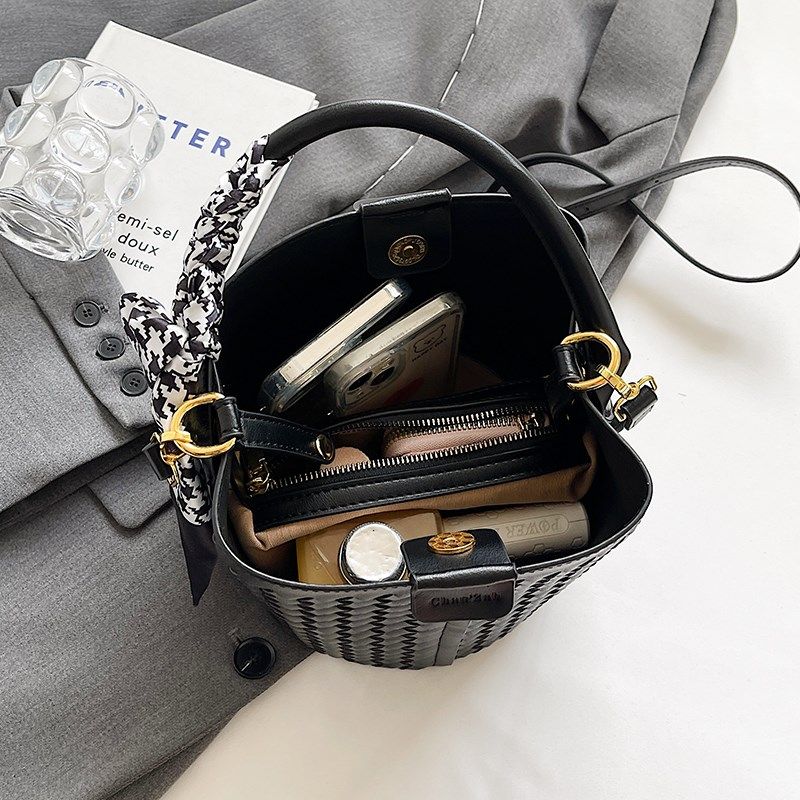 高级感爆款小众包包女2023新款潮时尚单肩手提包斜挎包百搭水桶包,箱包皮具/热销女包/男包,水桶包,淘宝优惠券,粉丝福利购,淘宝优惠卷