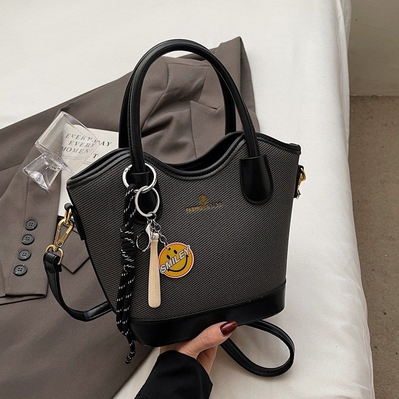 高级感撞色小众设计感手拎斜挎包2024新款潮时尚百搭小包包水桶包,箱包皮具/热销女包/男包,胸包,淘宝优惠券,粉丝福利购,淘宝优惠卷