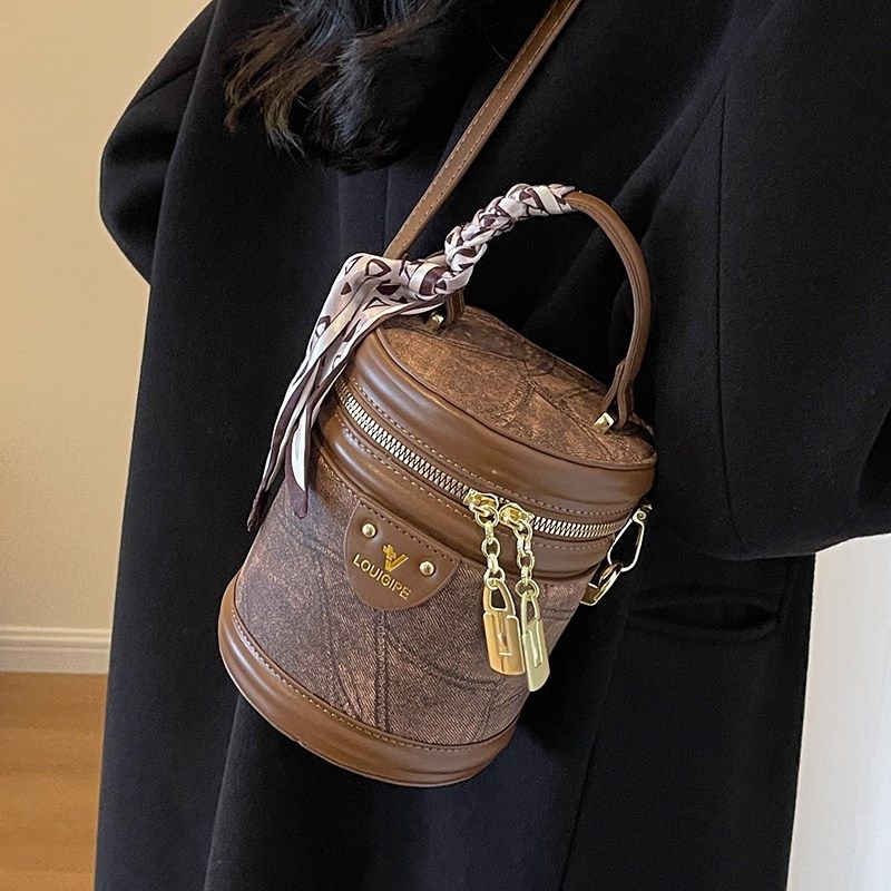 高级感包包女2023新款秋季百搭小众设计斜挎包爆款手提水桶包,服饰配件/皮带/帽子/围巾,DIY编织材料包,淘宝优惠券,粉丝福利购,淘宝优惠卷