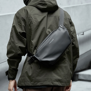 男士斜挎包胸包男款骑行包机车潮流皮质单肩背包男生运动通勤包包