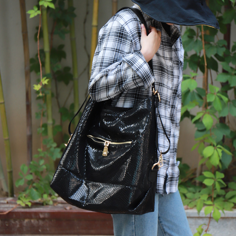 大容量单肩女包腋下包牛津布烫钻高级感斜挎撞色洋气旅行双肩大包