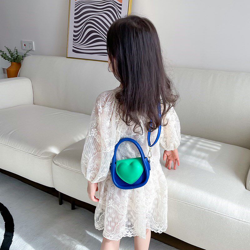 儿童斜挎包时尚小包潮女孩可爱撞色心形零钱包2022夏季新款挎包潮