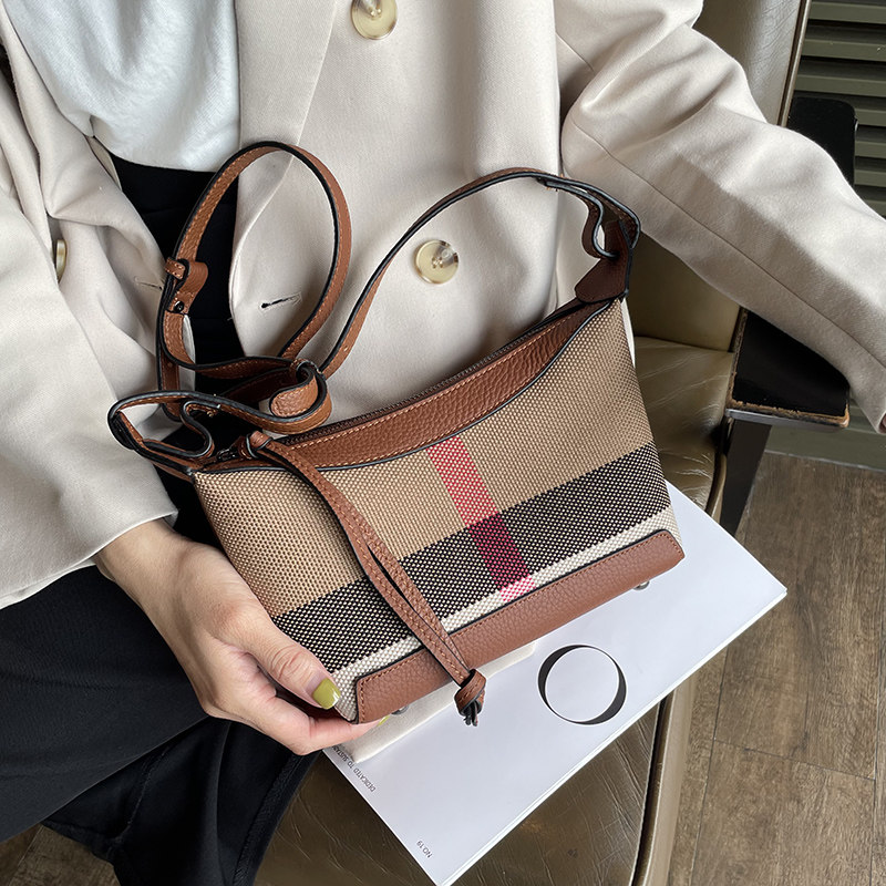 超火小包包女2023新款百搭斜挎小包质感网红今年爆款秋冬精致高级