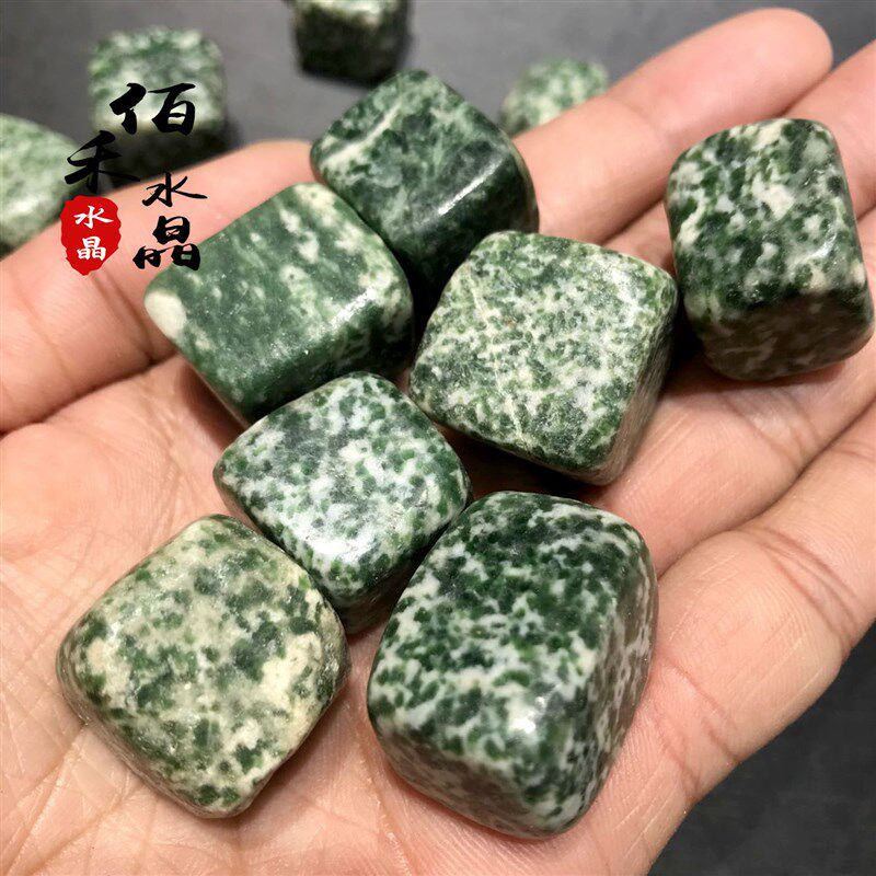 现货天然绿色g石榴石天然青海翠水晶消磁石原石手工切割鱼缸花盆