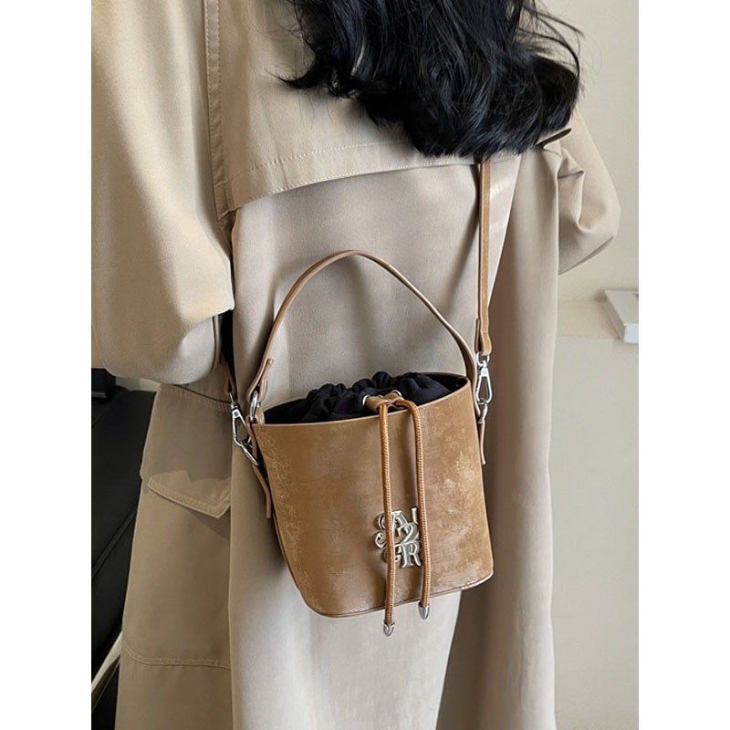 手拎包秋冬磨砂黑色包包女2024新款时尚小众设计百搭斜挎包水桶包,箱包皮具/热销女包/男包,水桶包,淘宝优惠券,粉丝福利购,淘宝优惠卷