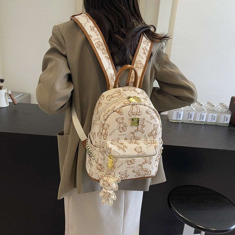 高级感印花双肩包女2024新款小众学生侧铆钉书包大容量旅行背包