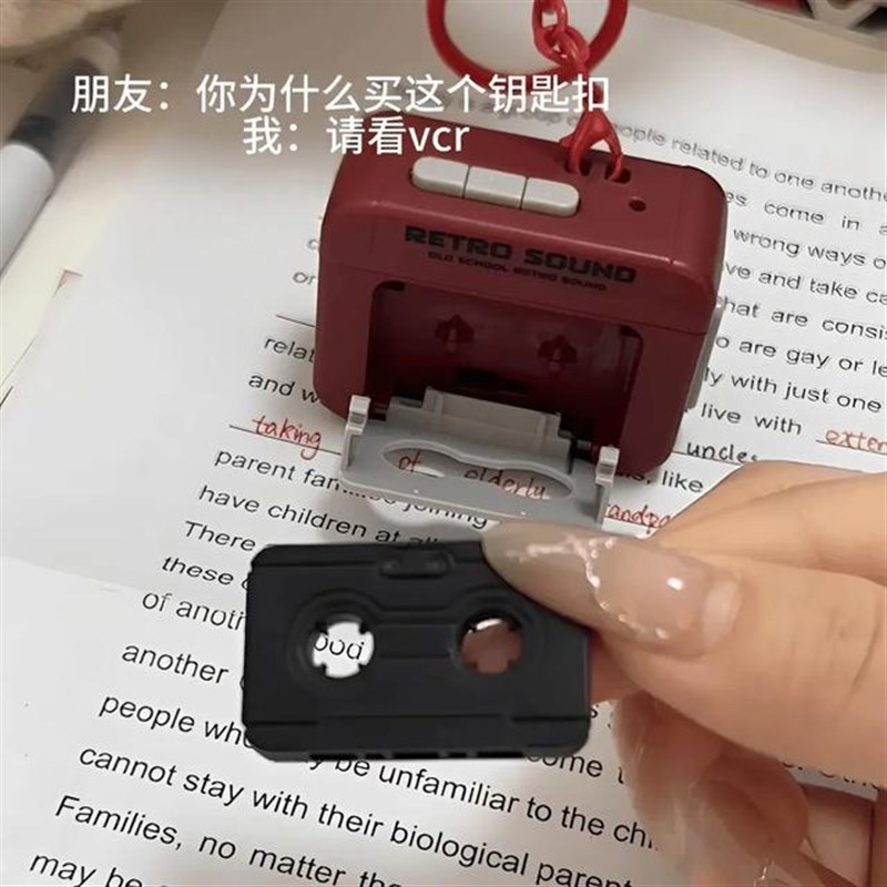 磁带录音a机钥匙扣迷你复古收音机会唱歌的音乐盒挂件可录音送朋