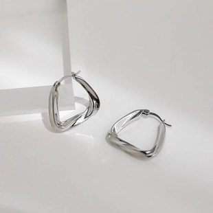 法式 几何高级感金属不规则三角扭曲设计感清冷银色时髦耳环耳圈女