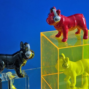 包豪斯未来风红色耳机斗牛犬狗雕塑陶瓷银色相机客厅艺术简约摆件