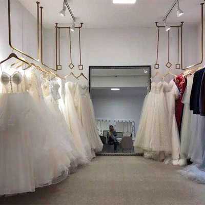 金色婚纱架子墙上婚纱吊架悬挂z影楼专用礼服货架女装店铺吊顶衣