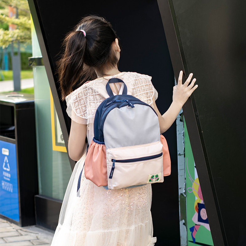 儿童轻便揹包23新款户外超轻旅行双肩包男女孩出游小学生旅游书包