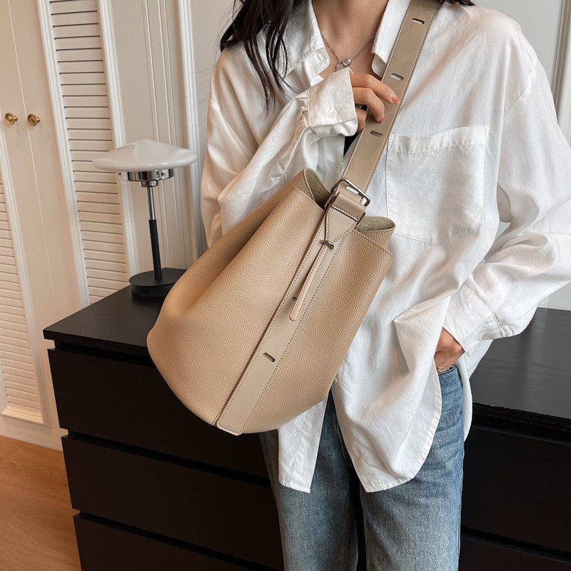 水桶包包女士2023新款高级感简约大容量单肩包小众设计百搭斜挎包