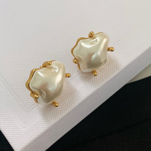 现货卖耳环的老大爷超仙奶油色不规则耳环女珍珠磨V砂金属质感云