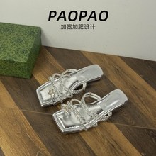 胖脚宽肥大码女鞋41到43银色凉鞋夏季外穿套趾水钻套.趾两穿凉拖