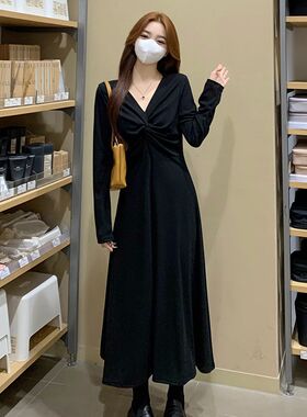 哺乳连衣裙秋冬季大码显瘦v领收腰针织长裙产后辣妈款外出喂奶服
