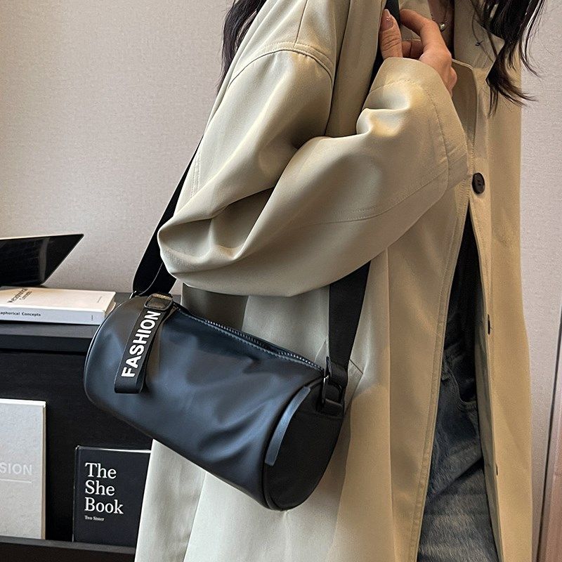日系包包女2024新款运动轻便牛津布单肩包宽肩带斜挎包简约圆筒包,箱包皮具/热销女包/男包,通用款女包,淘宝优惠券,粉丝福利购,淘宝优惠卷
