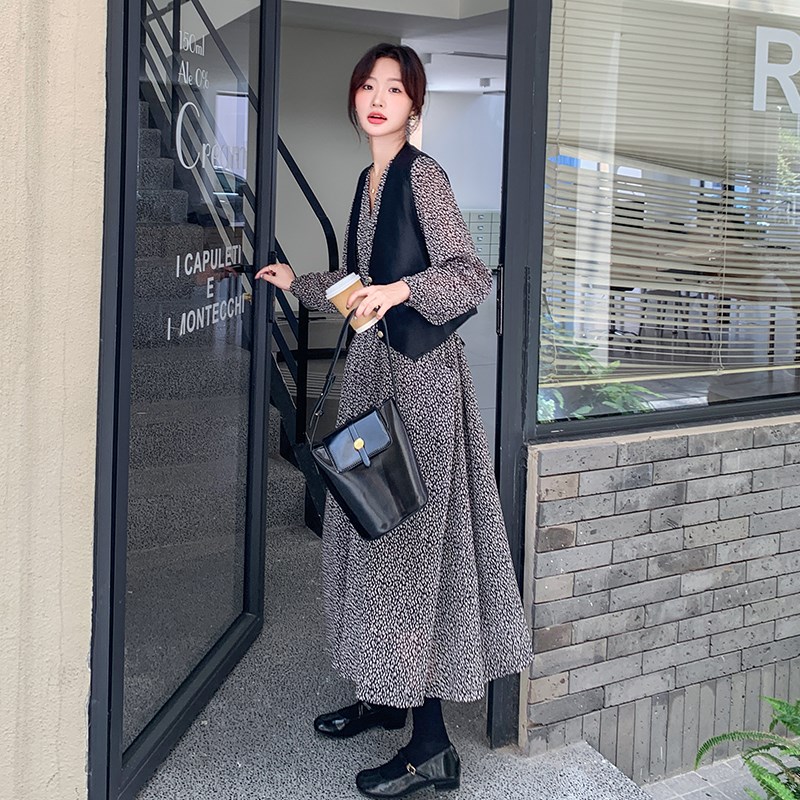 热销黑色马甲时尚连衣裙套装女中长款2024秋新款法式显瘦碎花裙两