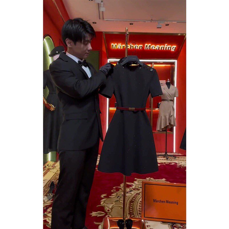欧洲站新款法式赫本风小黑裙高级感收腰气质黑色职业连衣裙女夏季