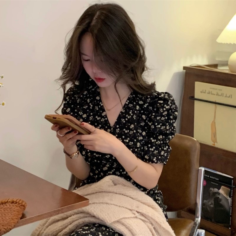 哺乳连衣裙夏季外出时尚r辣妈款显瘦v领碎花产后期法式喂奶裙子潮