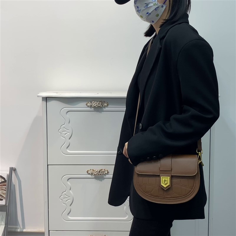 潮牌MK新款小众设计女包时尚百搭斜挎包复古休闲马鞍包高级感潮