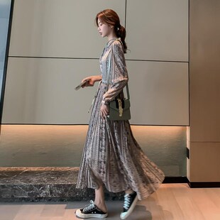 雪纺碎花连衣裙女长款2024秋冬新款法式A字减龄收腰褶皱小碎花裙