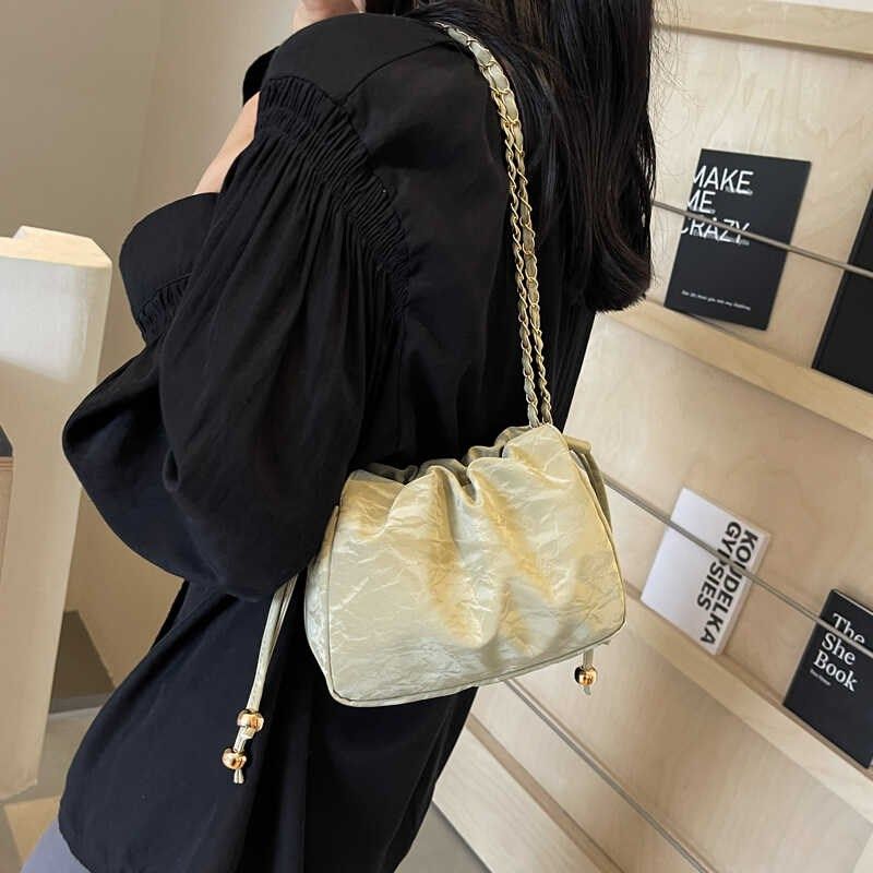 高颜值小众抽绳包包女2024新款流行百搭链条斜挎包单肩腋下水桶包,箱包皮具/热销女包/男包,水桶包,淘宝优惠券,粉丝福利购,淘宝优惠卷