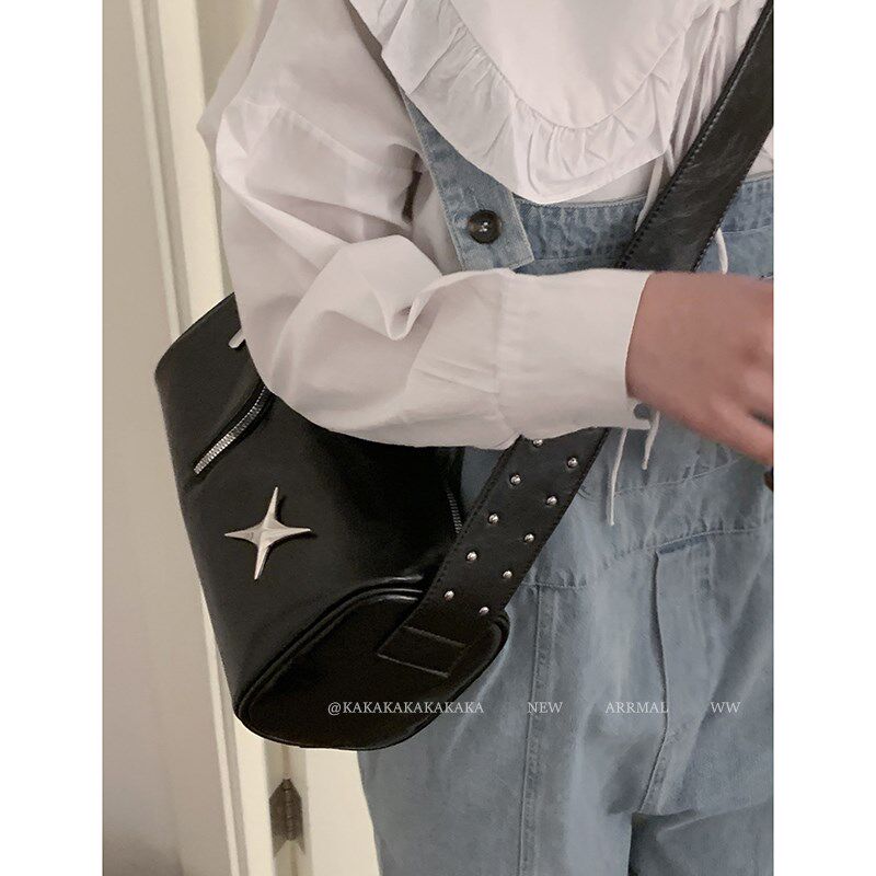 包包女士2024春季新款潮酷时尚黑色枕头包高级质感小众通勤斜挎包