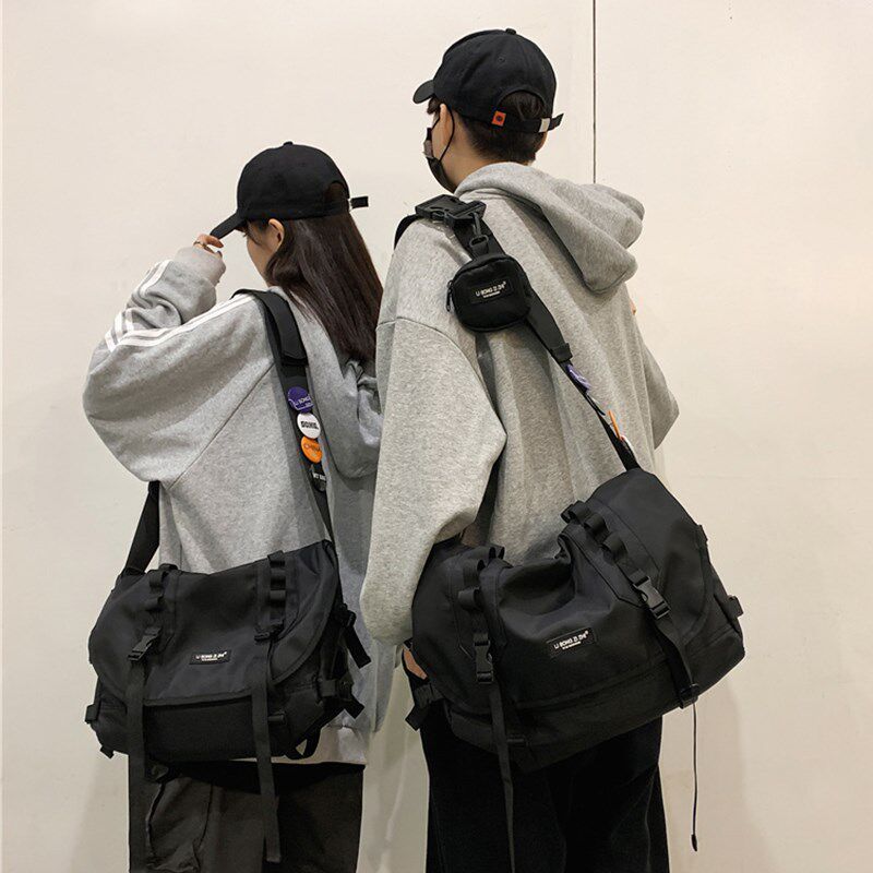 日系简约斜挎包男款大容量运动潮流休闲学生出行上课通勤轻便包男