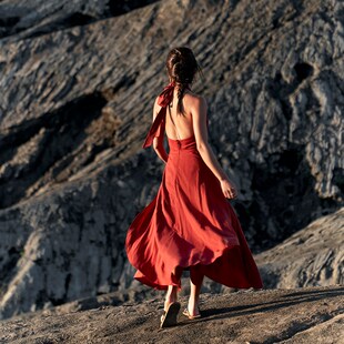 优雅长款 立体裁剪 挂x脖系带修饰肩颈 偶得一物·花瓣裙摆连衣裙