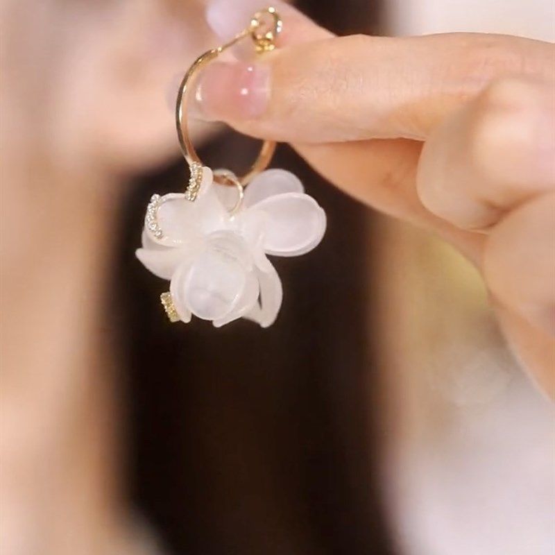 超仙白色花瓣花朵耳环法式气质耳圈2024年新款潮小众设计个性耳坠,饰品/流行首饰/时尚饰品新,耳环,淘宝优惠券,粉丝福利购,淘宝优惠卷