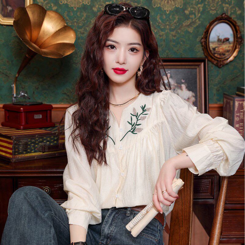 热销法式复古刺绣长袖衬衫女秋季设计感小众独特别致上衣温柔风雪