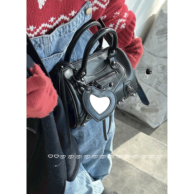 潮酷机车包包女2023新款v潮时尚手提粉色枕头包宽肩带单肩斜挎包