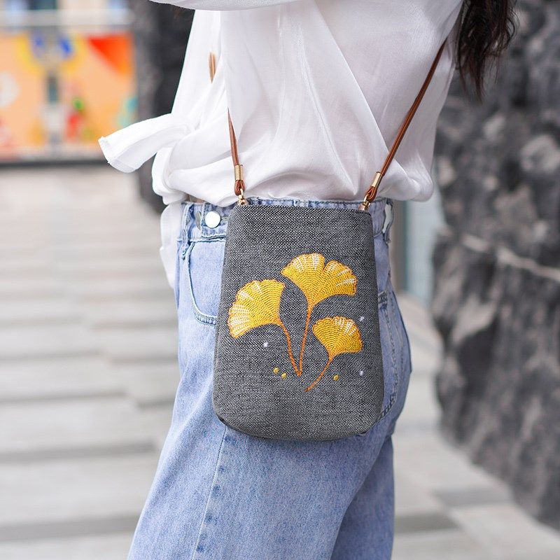 2024新款迷你刺绣休闲手机包女斜挎小包高级感女式冬季散步包包