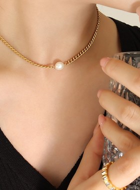 夏日凉爽小众设计感手工链淡水珍珠B锁骨项链钛钢镀18k金颈链首饰