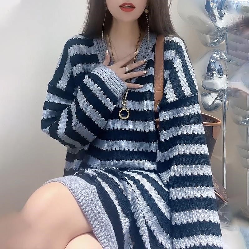 条纹针织连衣裙女春秋2024新款宽松慵懒风中长款v领毛衣打底裙子