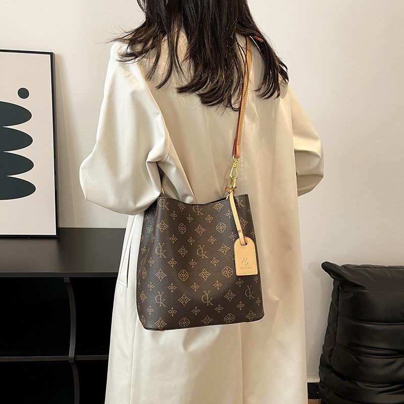 大容量通勤老花水桶包包女2025新款时尚腋下包百搭爆款单肩斜挎包,箱包皮具/热销女包/男包,水桶包,淘宝优惠券,粉丝福利购,淘宝优惠卷