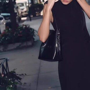 2024新款高级感女包大容量黑色双肩带单肩手提斜挎包包休闲水桶包