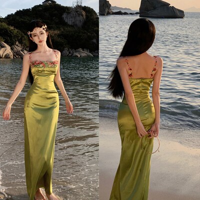 小众吊带法式打底连衣裙女夏复古牛油果绿色海边度假沙滩长裙